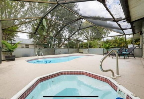 Sunshine Villa - Dog friendly, Heated pool/Hot Tub